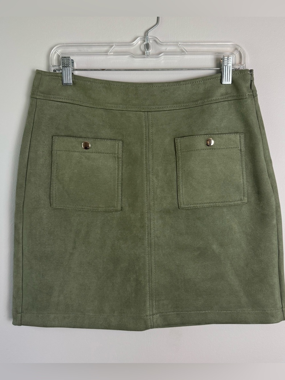 LOFT Olive Green Faux Suede Front Pocket Mini Skirt Skirt Size 6 - Picture 2 of 9